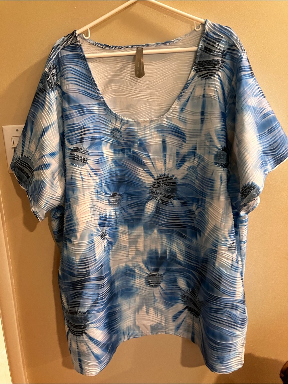 5xl Women's Blue & White Scoop Neck Floral-Print Blouse breezy striking cool